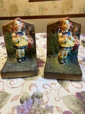 VINTAGE HANDPAINTED BOOKENDS
CHALKWARE VERY EARLY